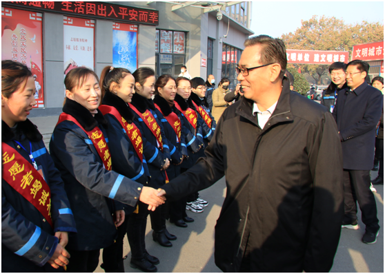 中華全國(guó)總工會(huì)副主席蔡振華到阜陽長(zhǎng)途汽車中心站開展送溫暖活動(dòng)